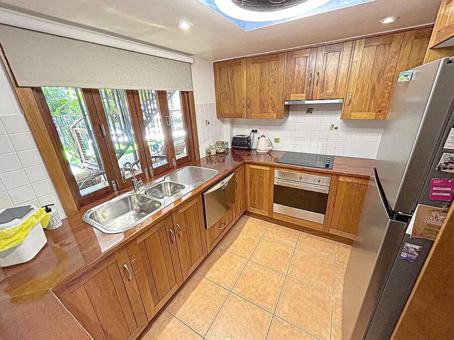 Oasis, In Leafy Whitfield. Villa Edge Hill ภายนอก รูปภาพ